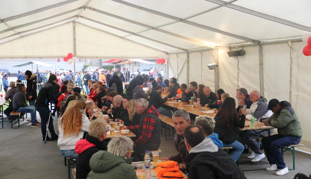 Während die Teilnehmenden des 3-Länder-Marathons vor dem Zelt vorbei joggten, gab’s fürs Publikum Pommes, Samosas und Bier.