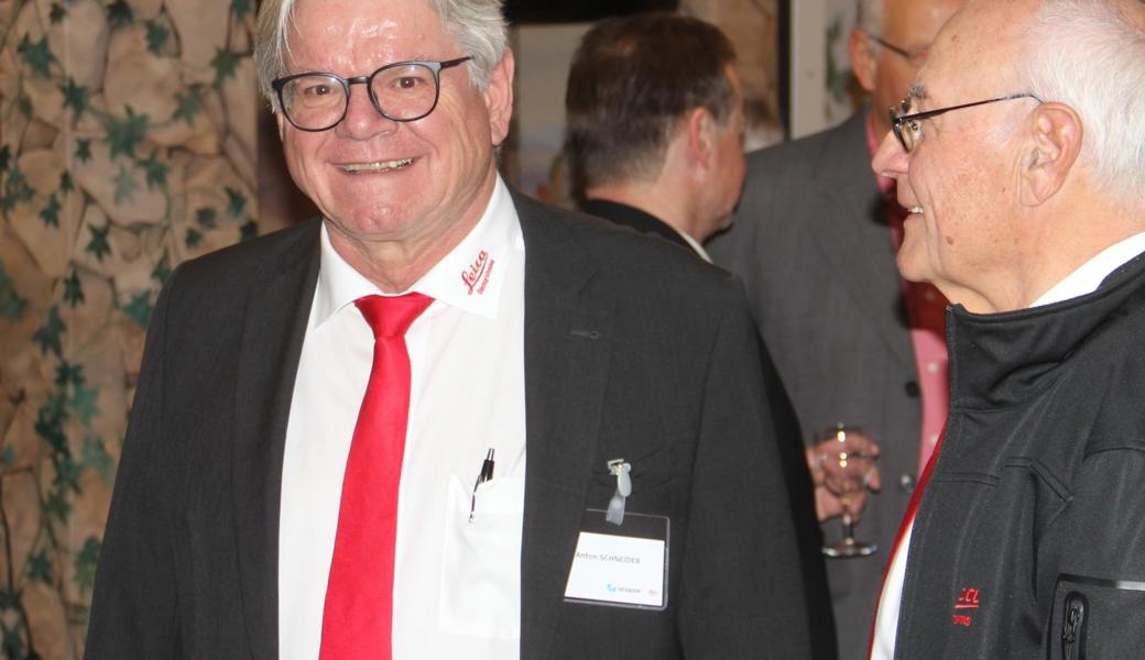Der pensionierte Elektrotechniker Anton Schneider, der 42 Jahre bei Leica bzw. der Vorgängerfirma tätig war, führt heute zusammen mit dem ebenfalls pensionierten Physiker Ernst Ramseier Pensionierte durch die Leica-Jubiläumsausstellung.