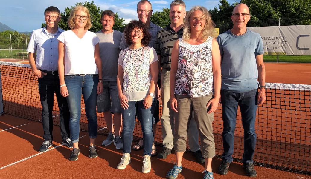 Rolf Frischknecht (früherer Aktuar), Monika Frischknecht (neue Revisorin), Christian Baumgartner (Vizepräsident), Manuela Hutter (neue Aktuarin), Jörg Wittwer (früherer Kassier), Hans Benz (Sport-verein-t), Corinne Wörnhard (Junioren), Rolf Pfister (Präsident; v. l.). Es fehlt Mauritius Berchtel (neuer Kassier).