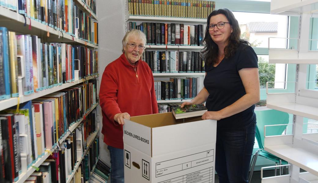 An die 300 Kartons packte das Team der Bibliothek-Ludothek am Samstag ein. Leiterin Monika Bürki (links) und Andreas Büchler räumen gerade die Erwachsenenabteilung leer. 