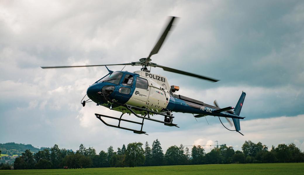 Einsatzleitung aus der Luft. Mit dem Polizeihelikopter wird die Vermisstensuche geübt.