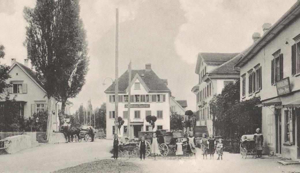Diesen schönen Postplatz hatte Eichenwies-Oberriet einst. Zu sehen sind (von rechts) die Handlung J. Benz-Kobler, das 2003 abgebrannte «Rössli» (in dem sich ganz am Anfang die Post befunden hatte), der Konsum Konkordia sowie, ganz links, ab 1887 das damalige Postgebäude.