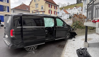 Kleinbusfahrer verliert Kontrolle und prallt in Stützmauer