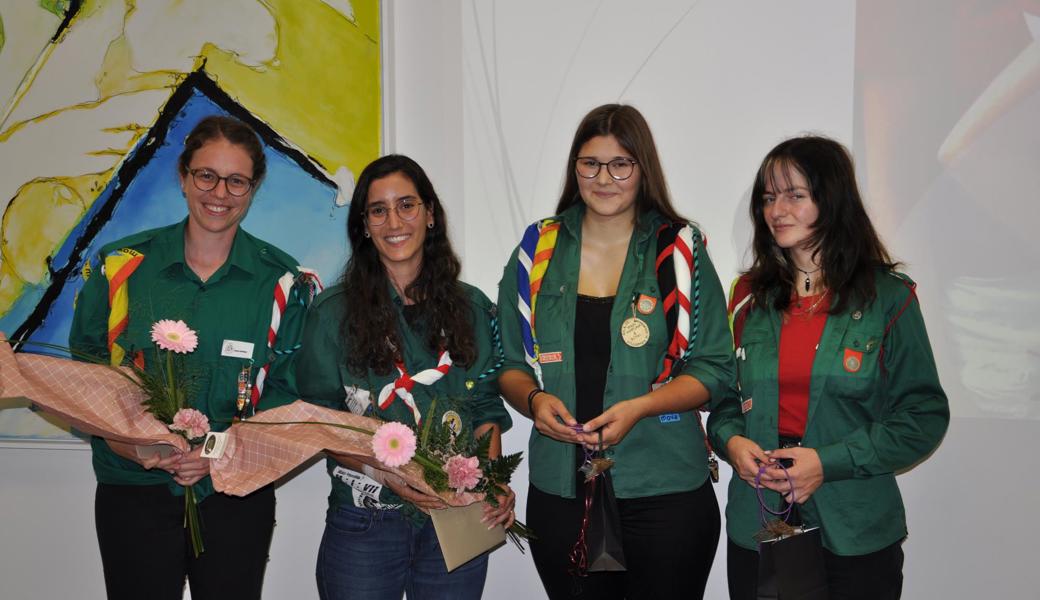 Chiara Hasler und Cristina Rossi übergeben die Absteilungsleitung Denise Baumgartner und Iris Fritsche (von links). 