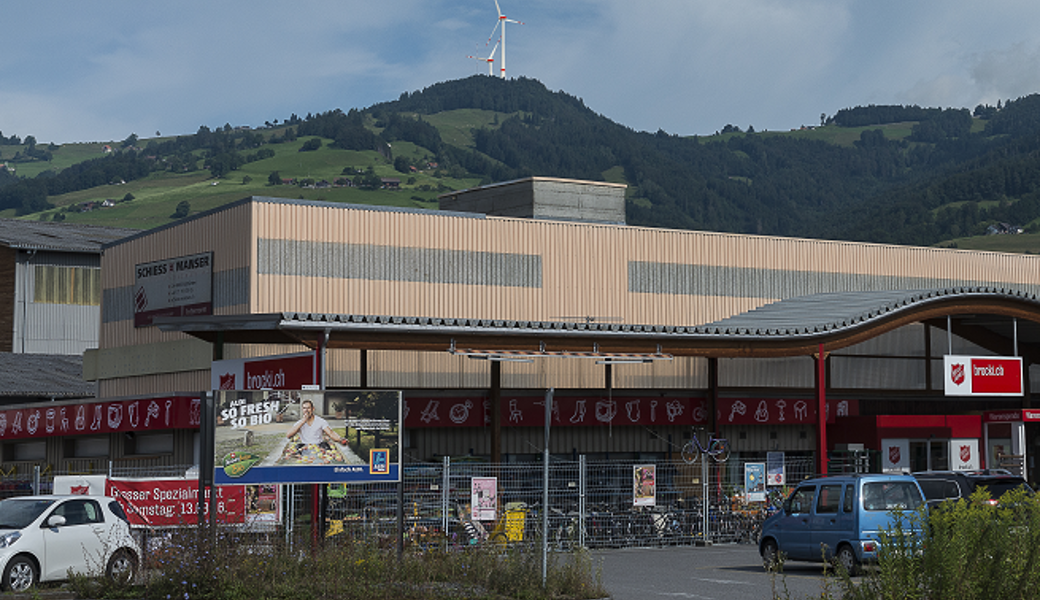 So könnte es mit Windrädern auf der Krete künftig aussehen: Blick vom Altstätter Bahnübergang Grüntal zum St. Anton hinauf.