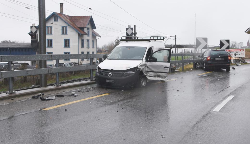 An beiden Fahrzeugen entstand durch den Zusammenstoss ein Totalschaden. 