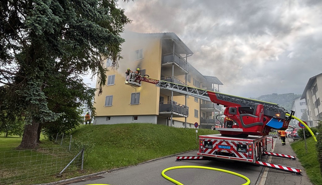 Wohnungsbrand in einem Mehrfamilienhaus: Feuerwehr kann Schlimmeres verhindern