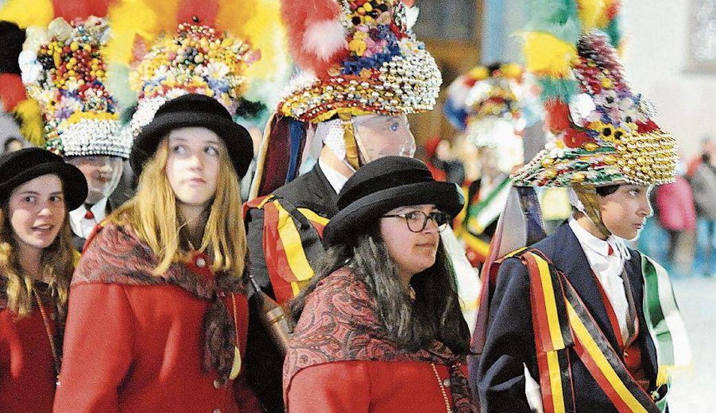 Am letzten Tag der Fasnacht führen die Röllelibutzen jeweils ihre Polonaisen auf. Nachts sind sie besonders eindrücklich.