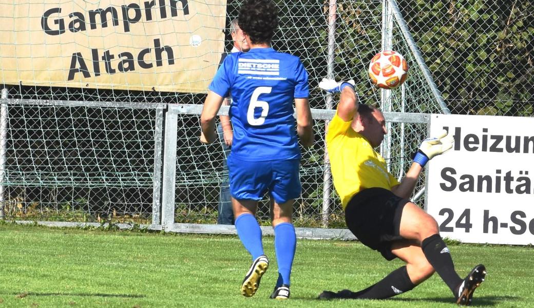 Die Schlüsselszene: Diepoldsau-Goalie Rico Jöhri wehrt den Ball von Bernhard Allgäuer ausserhalb des Strafraums mit der Hand ab, und fliegt vom Platz.