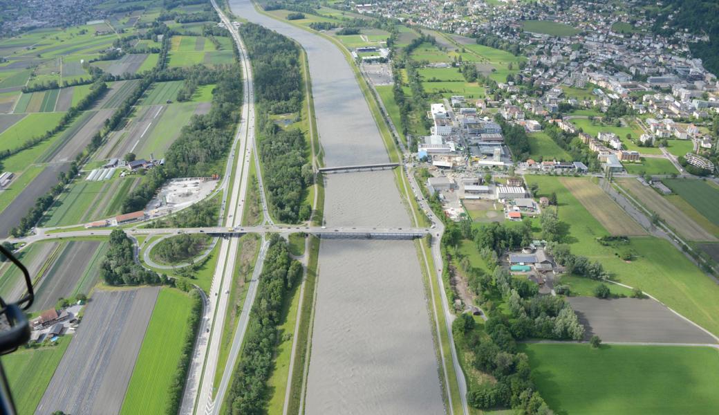 Luftaufnahme vom Rhein auf Höhe Sevelen – Vaduz, wo der Rhein aufgeweitet werden soll.