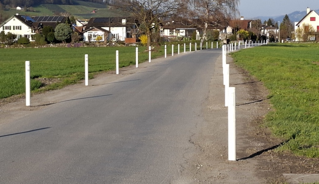 Neue Pfosten auf Mühlackerstrasse machen Fahrbahn schmaler und schützen Kulturland