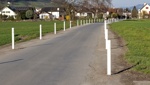 Neue Pfosten auf Mühlackerstrasse machen Fahrbahn schmaler und schützen Kulturland