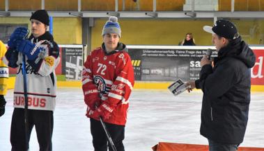 Stars spielen mit Kindern Eishockey