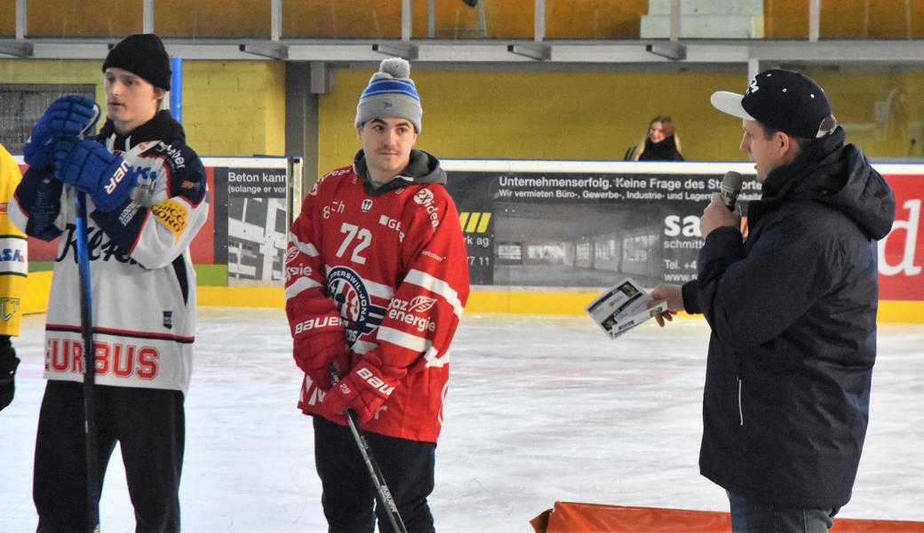 SCR-Sportchef Fabian von Allmen begrüsst (v.l.) Dario Bartholet (EHC Kloten) und Gian-Marco Wetter (SC Rapperswil-Jona Lakers). Beide spielten als Junioren beim SC Rheintal.