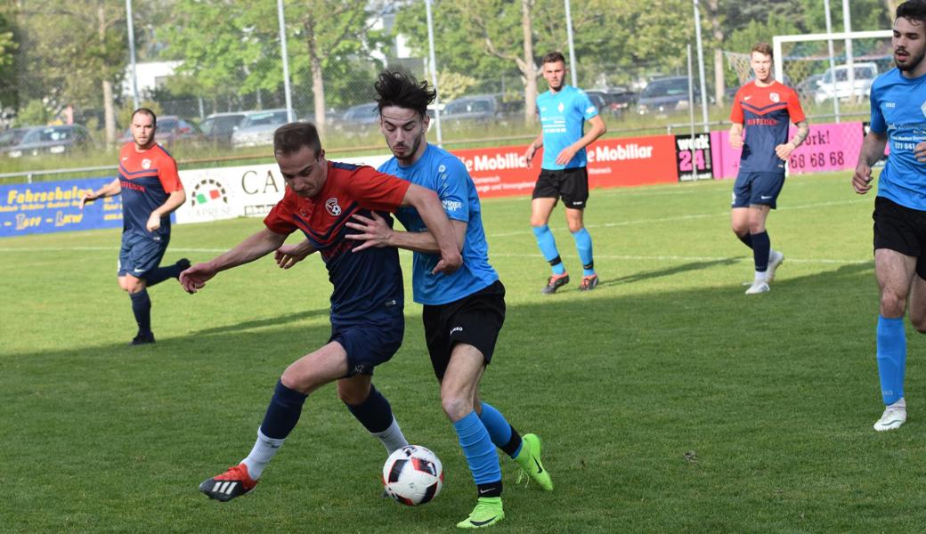 Manuel Baumann (l.) kämpft um jeden Ball.