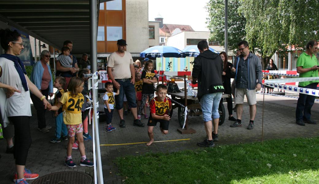 Am Start weg wie im Flug. Mehr als 150 Kinder beteiligten sich am Berglilauf in Montlingen. 