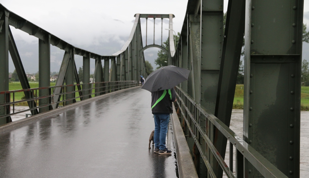 Der steigende Rheinpegel ist stets ein Naturereignis, das Interessierte anlockt. Der steigende Rheinpegel ist stets ein Naturereignis, das Interessierte anlockt.