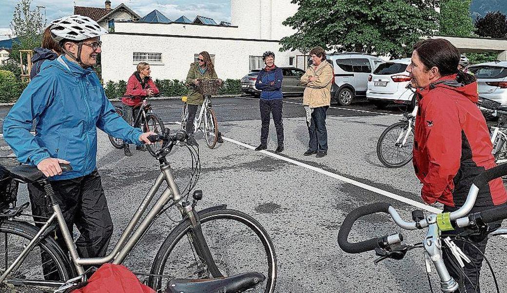 Die Velofahrerinnen trafen sich beim Pfarreizentrum in Diepoldsau zur Abfahrt Richtung Ribelhof in Lüchingen. 