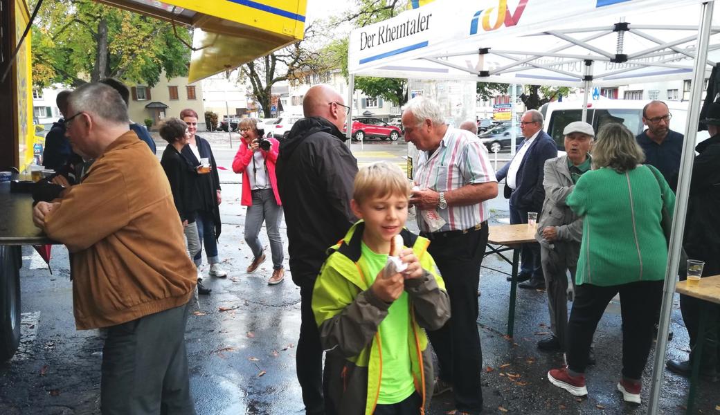 Nachdem sich das intensive Gewitter verzogen hatte, füllte sich der Parkplatz Breite mit Gästen.