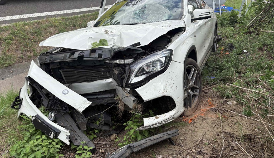 82-Jähriger prallt bei Autobahnausfahrt in Wegweiser