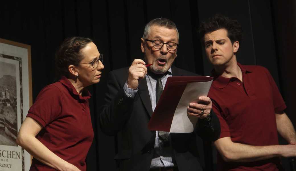 Statt durchgehend Lacheffekte anzustreben, gönnt der Theaterverein seinem Publikum auch kurze, ruhigere Phasen wie hier: (von links) Karin Nadig, der auch dem Männerchor angehörende Roman Camenisch und Linus Hanselmann. 