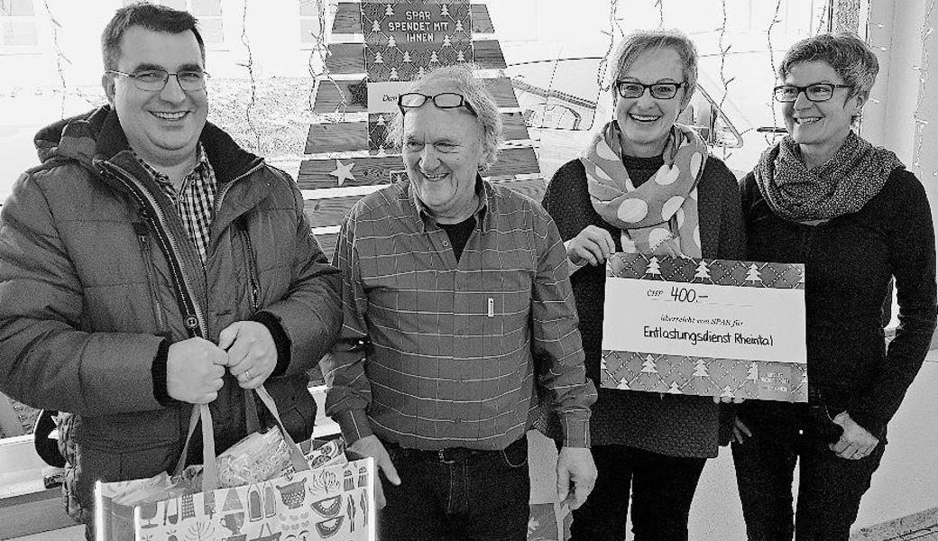 Gewinner des Wettbewerbs «Weihnachtskugel»: Patrik Huggenberger (von links), Max Köppel (Spar Supermarkt) und für den Entlastungsdienst Rheintal Elsbeth Specker und Franziska Stieger. Bild: pd