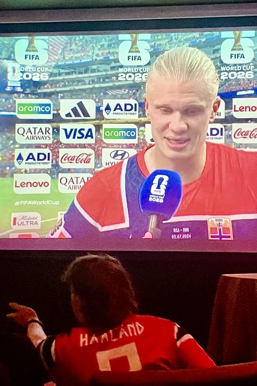 Der Superstar und einer seiner vielen Fans: Erling Braut Haaland hat in vier WM-Spielen sieben Tore geschossen.