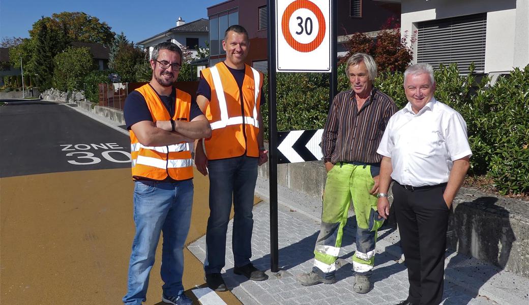 Michael Bühler, Guido Seiz, Pius Meyer und Gemeindepräsident Roland Wälter (v. l.) eröffneten gemeinsam die neue Tempo-30-Zone Stockstrasse/Gmeindstrasse in Diepoldsau.