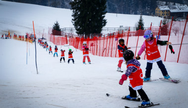 Mit günstigen Snow Days macht der Bischofsberg Kinder neugierig auf die Piste