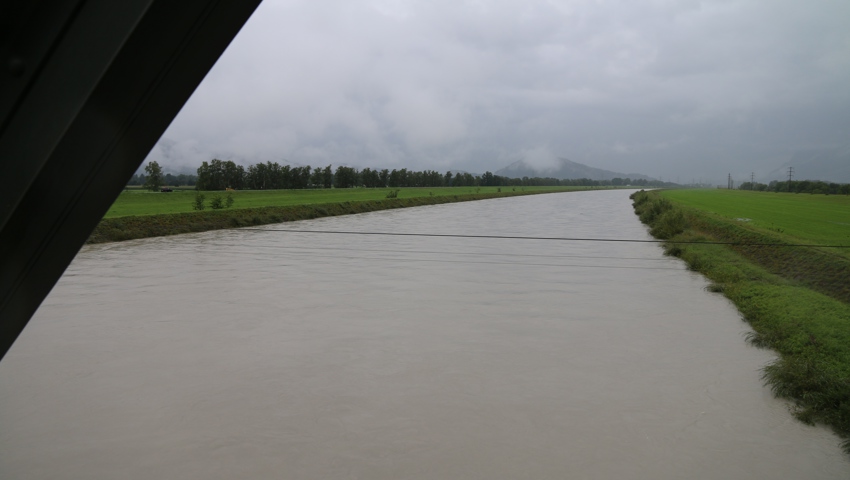Der starke Regen setzt Felder unter Wasser und lässt Flüsse anschwellen