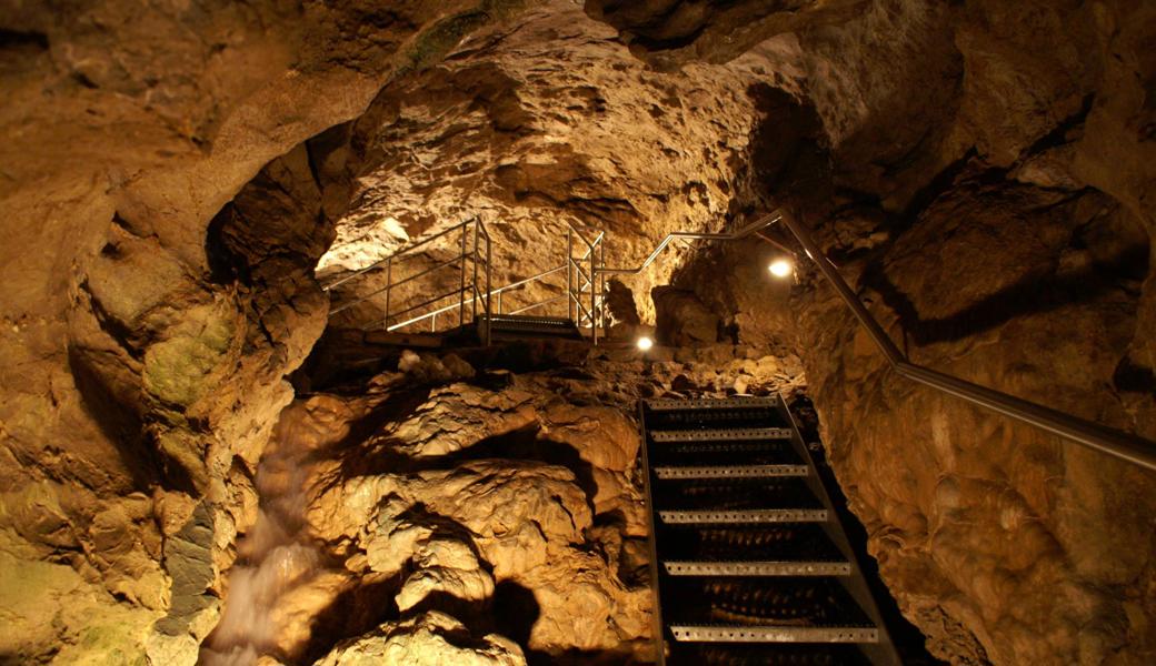 ... und die Erneuerung des Eingangsbereichs der Kristallhöhle Kobelwald, inklusive der Elektroleitungen in der Höhle.