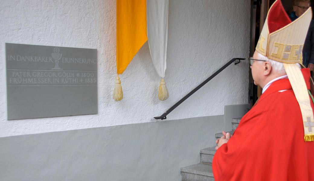 Bischof Markus Büchel weihte nach dem Festgottesdienst die Gedenktafel für Pfarrer Gregor Göldi.