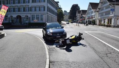 Auto prallt an Verzweigung in Töfffahrer