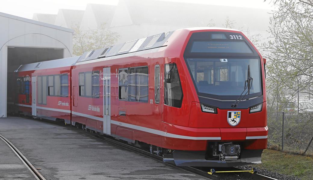 Der erste Zug fährt aus der Werkshalle in Altenrhein.