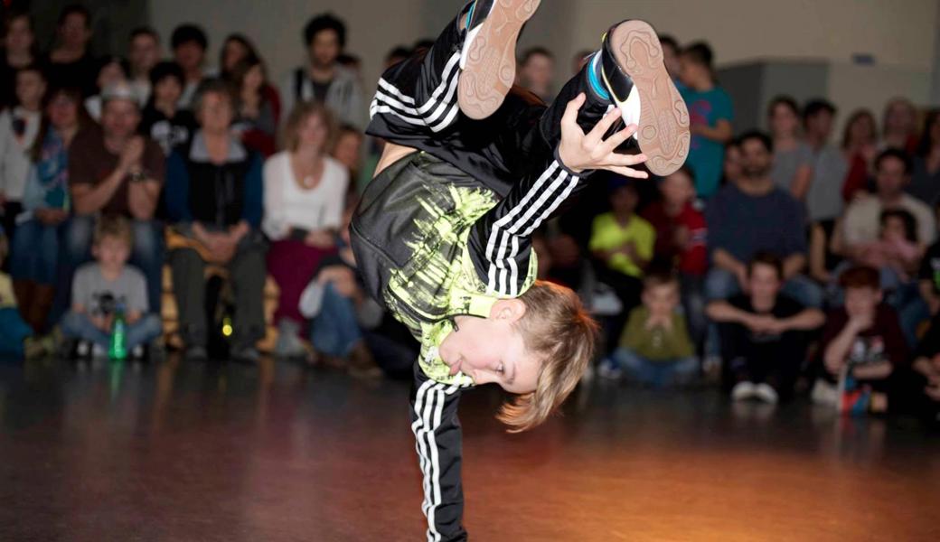 Breakdance fordert von den Tänzerinnen und Tänzern Körperbeherrschung, athletische Fähigkeiten und Disziplin.