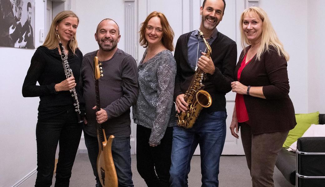 «Not absolutely Classical», (von links): Helen Moody, Oboe; Saki Hatzigeorgiou, Gitarre; Claire Pasquier, Piano; Peter Lenzin, Saxofon, und Britta T. , Gesang. 