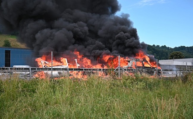 Rauchschwaden im Unteren Rheintal: Stau wegen Fahrzeugbrand auf der Autobahn A1