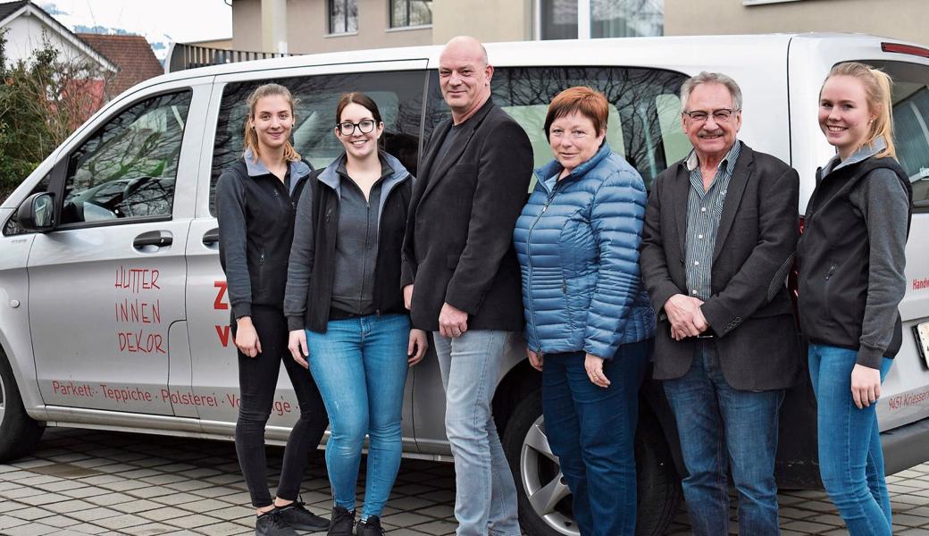 Der Gemeindepräsident Rolf Huber (Dritter von links) gratuliert der erfolgreichen Schweizer Meisterin Vivien Gächter, der Berufsbildnerin Miriam Kurmann, den Geschäftsinhabern Marie-Louise und Willy Hutter sowie der Auszubildenden Sinja Varrie (von links nach rechts) zum tollen Erfolg. 