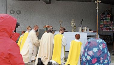 Fronleichnamsgottesdienst auf dem Kirchplatz