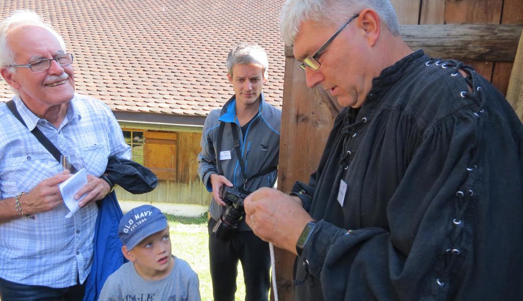 Seiler Herbert Eichmüller demonstriert eine Endschlaufe