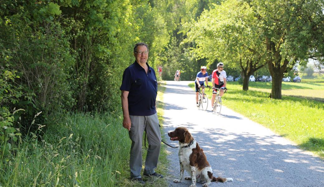 Spaziergänger wie Alois Hofman kommen nur schwer an den Velofahrern vorbei.