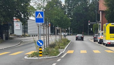 Rentner fährt mit Auto Fussgängerin auf Zebrastreifen an