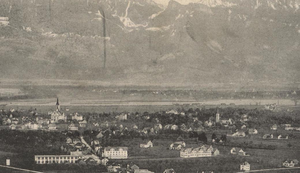 Blick auf Widnau (von Westen): Links der Strasse ist die Stickereifabrik zu sehen, rechts der Strasse das Mädchenheim – und weiter rechts das Stickerheim Rohner, wo die Arbeiter mit ihren Familien wohnten.