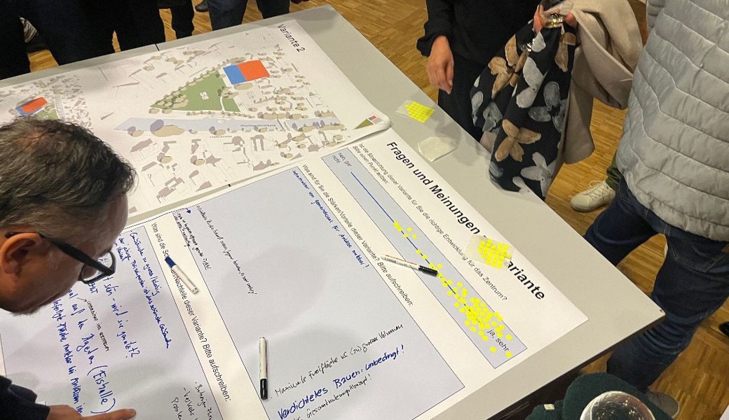 Bei keiner anderen Idee fürs Widnauer Zentrum setzten am Mittwochabend so viele Widnauerinnen und Widnauer den gelben Punkt so weit rechts, womit sie ihre Zustimmung zur Variante zum Ausdruck brachten.