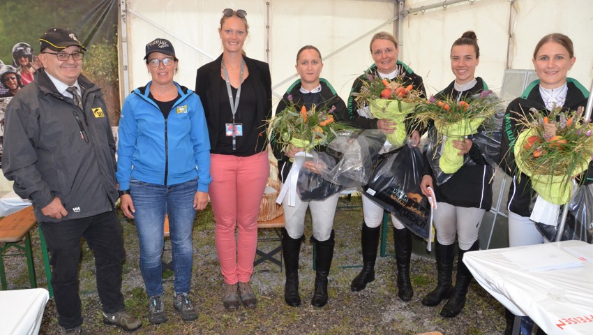 Freuen sich zusammen mit den Offiziellen über den Sieg im OKV-Cup-Qualifikationsturnier (von links): René Steiner (Chef Springen), Isa Wobst (Jury), Nicole Widler (Sekretariat) sowie Nadine Schmid, Daniela Sennhauser, Cheyenne Stadler und Michelle Schlegel vom RV Amriswil.