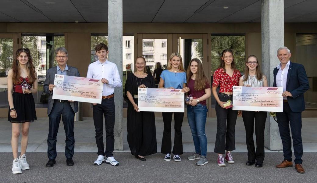 Die Prämierten und die Sponsoren (von links): Luisa Allmann, Stefan Sieber (Leica Geosystems AG), Nicola Spirig, Franziska Bischofberger (SternGarage.ch), Aliza Dobler, Larissa Schatt, Gianna Mathieu, Larissa Wiederkehr, Raphael Krieger (UBS).