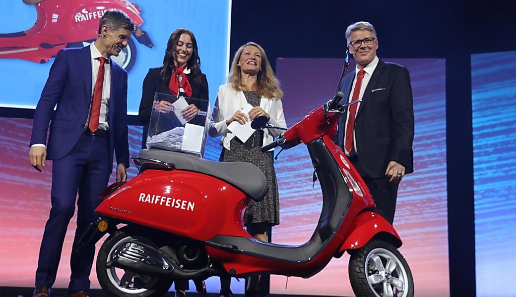 Verlosung der dritten Raiffeisen-Vespa mit (von links) Bankleiter Norbert Lüchinger, Glücksfee Naomi Lüchinger, Lernende im zweiten Lehrjahr, Moderatorin Regula Elsener und VR-Präsident Urs Schneider.