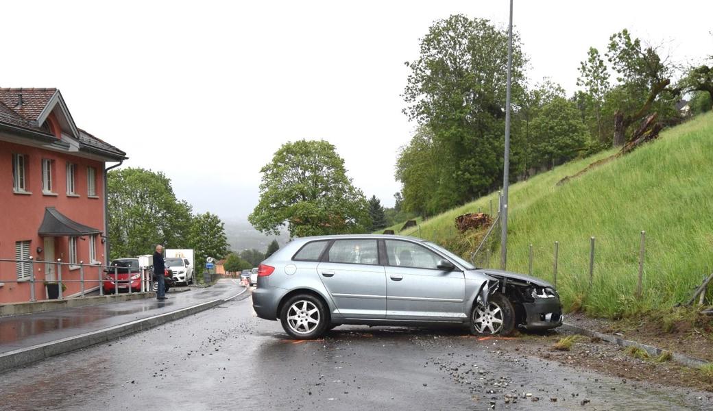 Der Lenker verletzte sich bei dem Unfall leicht.