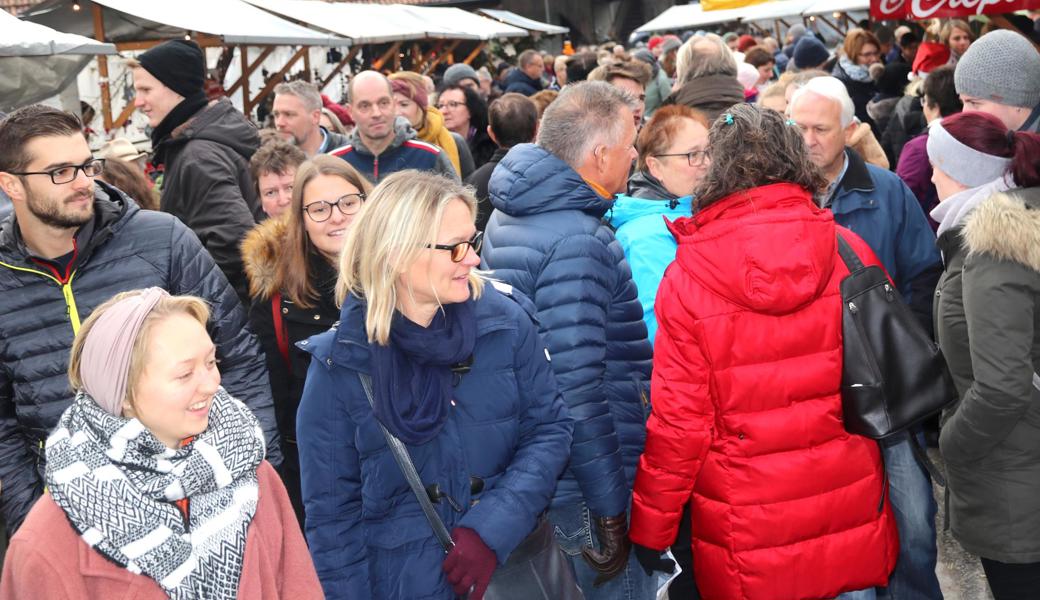 Phasenweise war an ein Durchkommen nicht mehr zu denken. Auch der 21. Balgacher Weihnachtsmarkt zog Besucher aus nah und fern an.