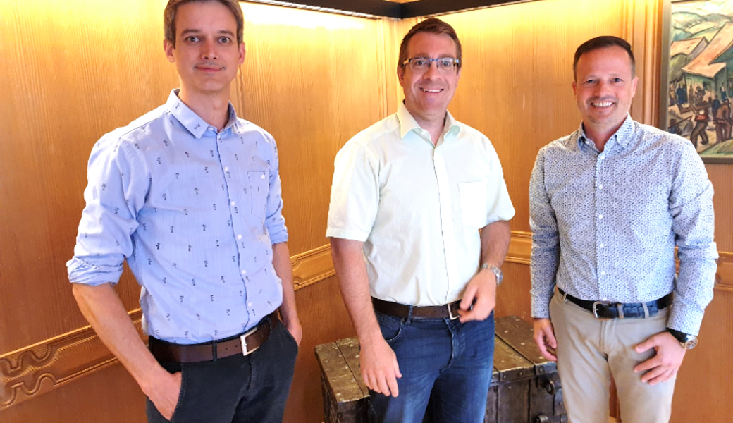 Gemeindepräsident Bruno Seelos (rechts) verabschiedete Johannes Hildebrand (links) und Philipp Hartmann.